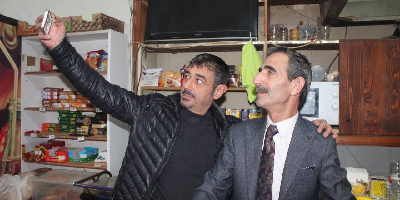 Çayevinde Siyaset Konuşturmayan Takım Elbiseli Çaycı Sosyal Medya Fenomeni Oldu