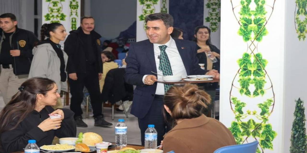 Sıraya Girdi, Yemeğini Aldı, Öğrencilerin Sofrasına Misafir Oldu