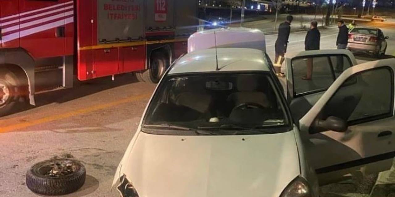 Refüje Çarpıp Karşı Şeride Uçan Arabadan Yara Almadan Kurtuldu