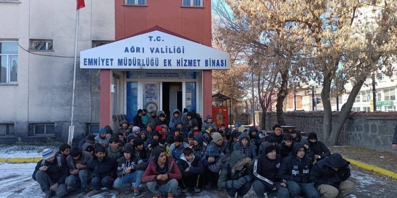 Ağrı’da Tırda 85 Kaçak Göçmen Yakalandı