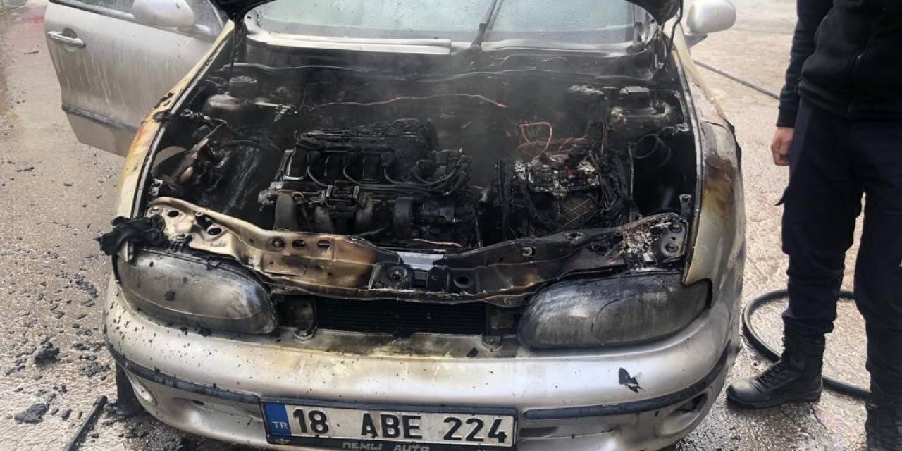 Seyir Halinde Alevlere Teslim Olan Otomobil Kullanılmaz Hale Geldi