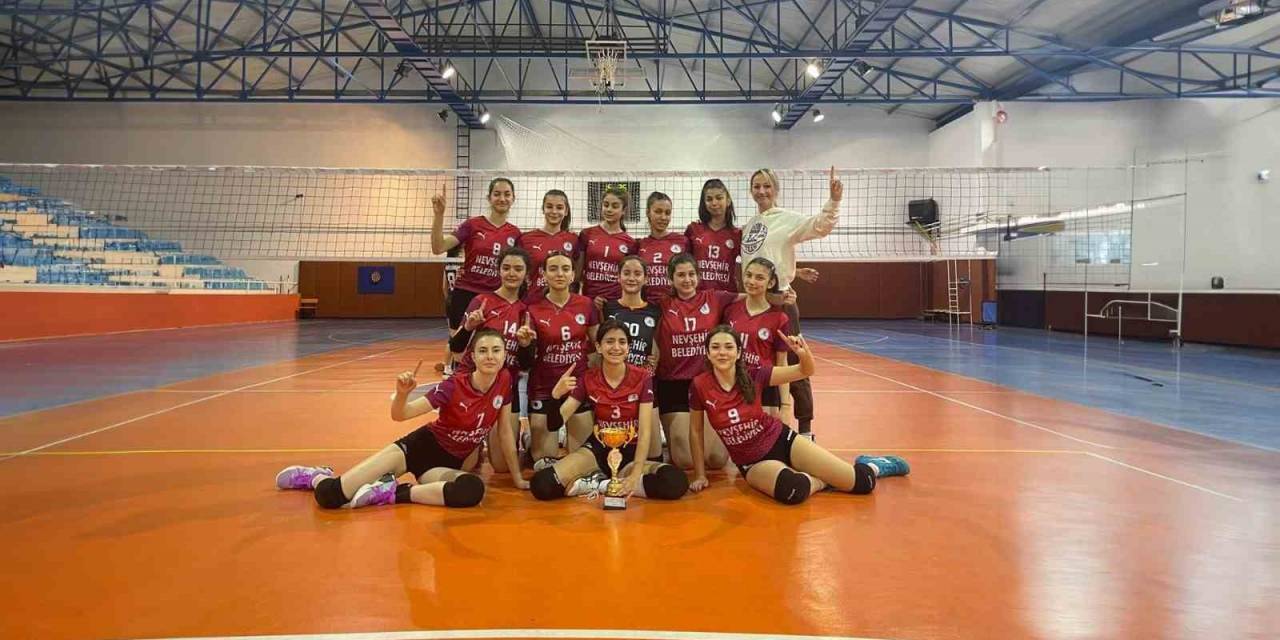 Nevşehir Belediyesi Gençlik Ve Spor Kulübü Yıldız Kız Voleybol Takımı Namağlup Şampiyon