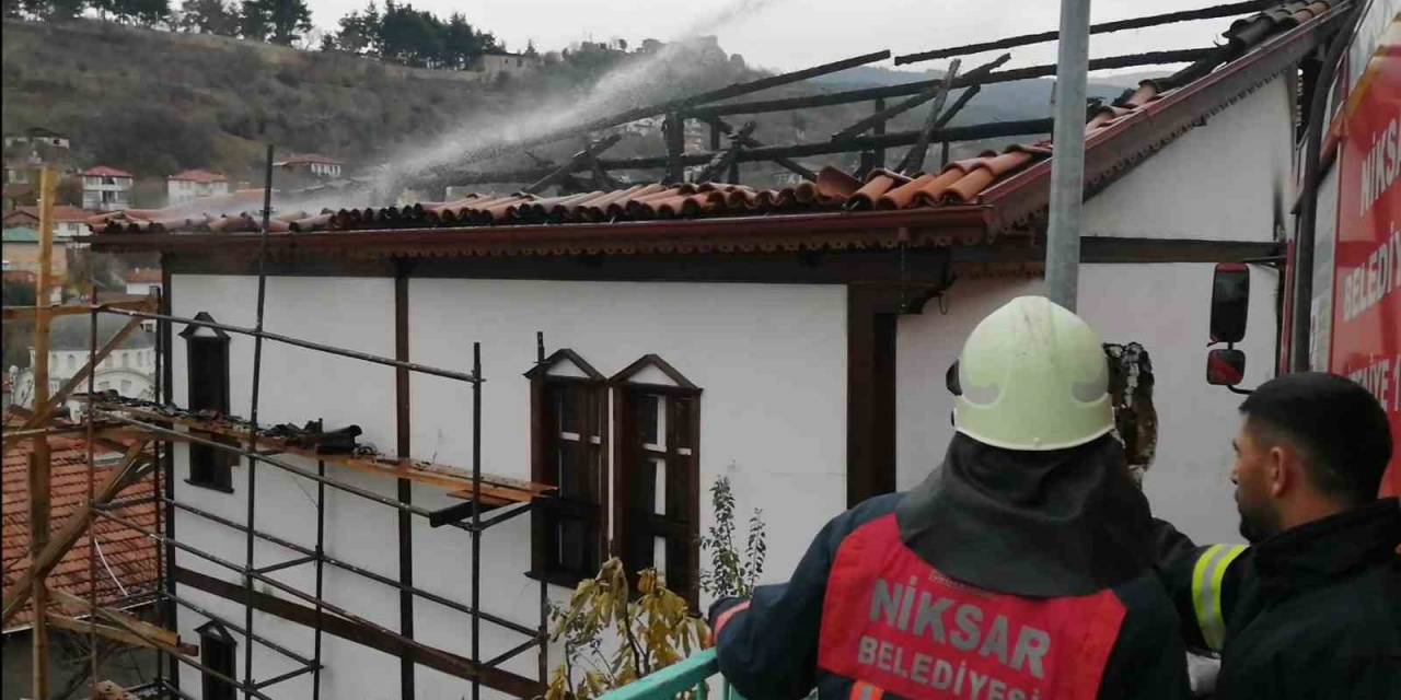 Tokat’ta Tarihi Konak Yangında Ağır Hasar Aldı