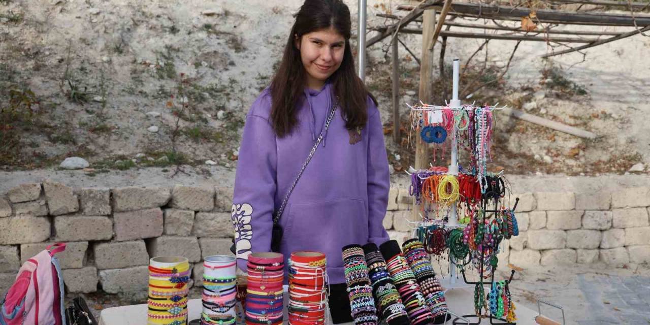 Otizmli Genç Kızı, Makrome İpi Hayata Bağladı