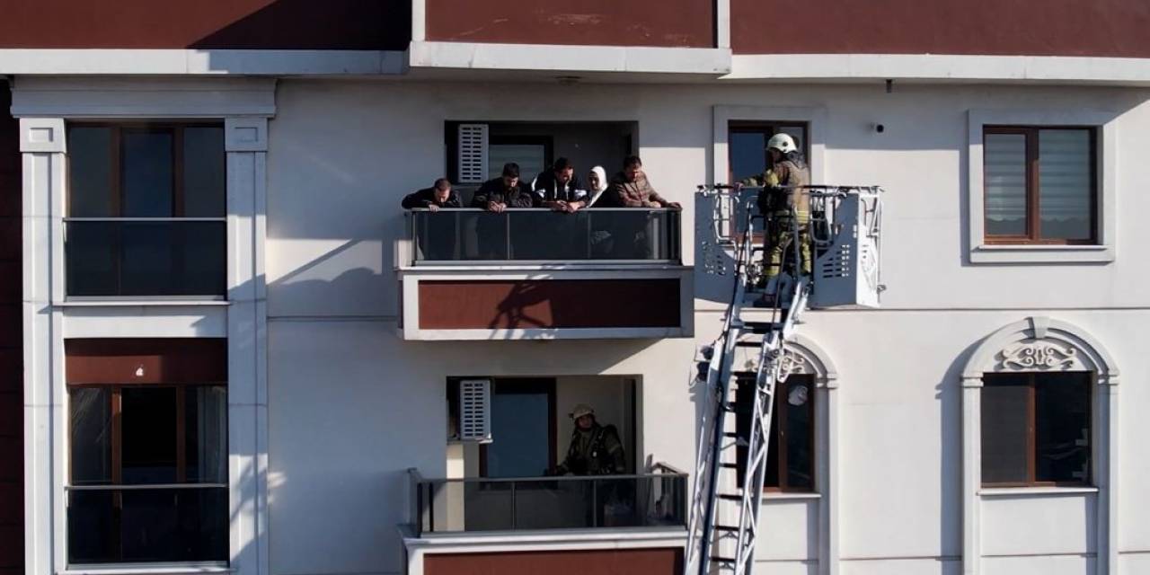 Sultangazi’de 15 Katlı Binada Yangın Çıktı, Vatandaşlar Mahur Kaldı