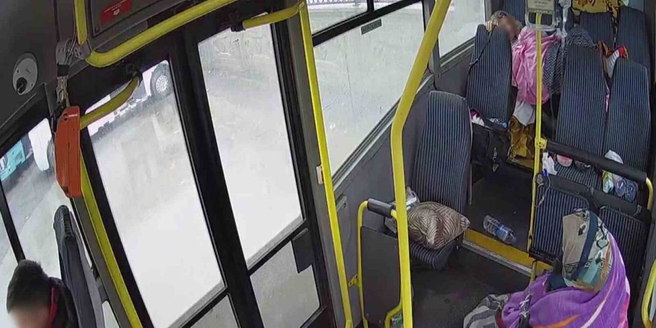 Yaralı Depremzedeler, 7.6 Şiddetindeki Depreme Minibüste Yakalandı