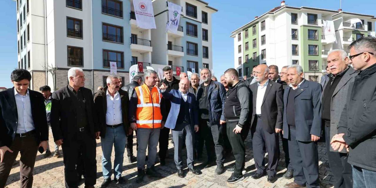 Mahalle Muhtarları Ve Basın Mensuplarına Deprem Alanı Gezdirildi