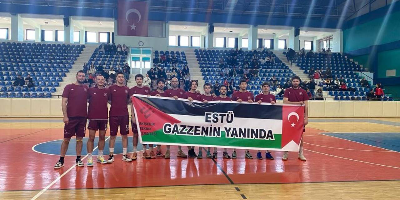 Estü’den Filistin’e Destek Pankartı