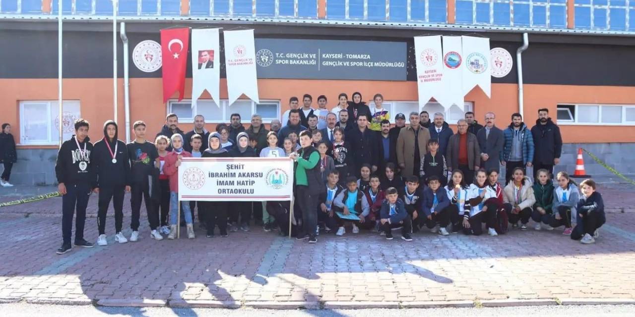 Tomarza’da 100. Yıl Atatürk Koşusu Yapıldı