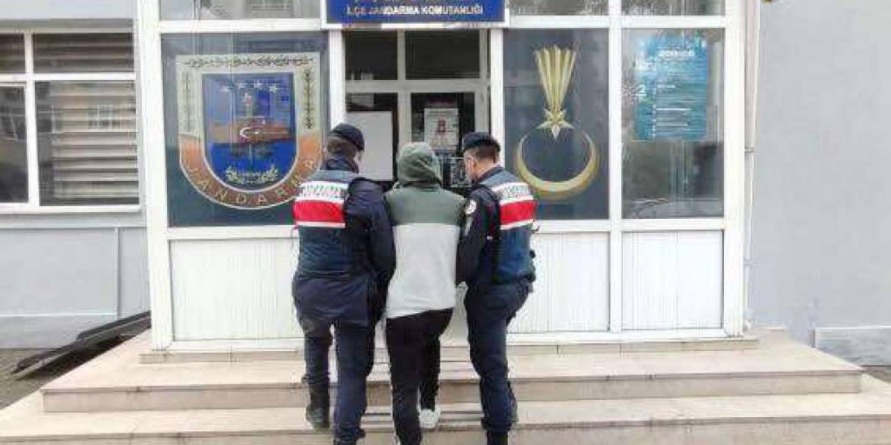 Jandarma Ekipleri 14 Aydır Aranan Şahsı Saklandığı Evde Yakaladı