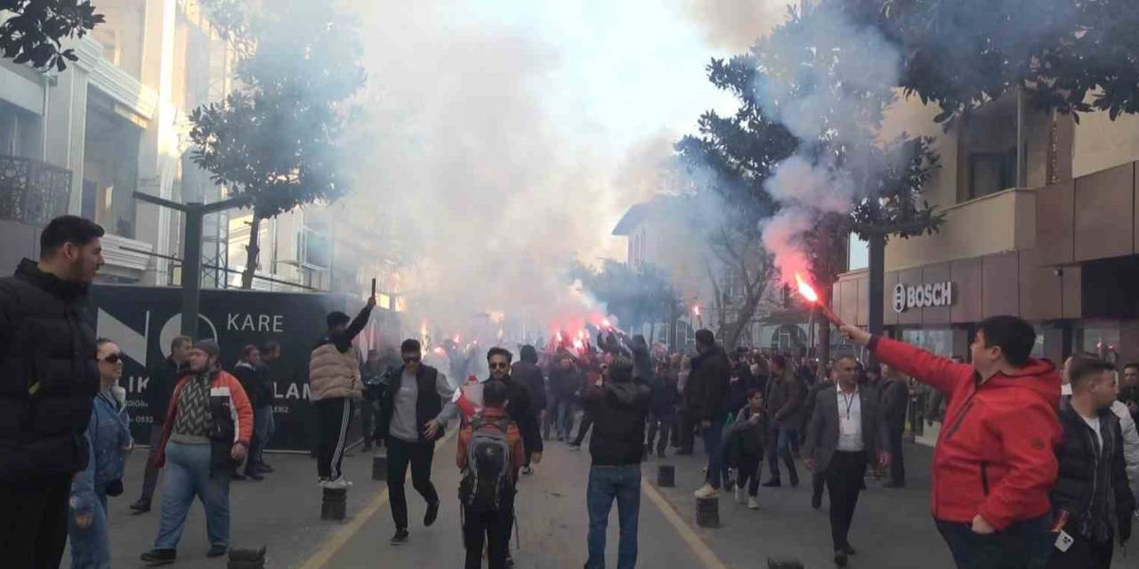 Büyükşehir Adayına Seçim Çalışmasında Meşaleli Coşkulu Karşılama