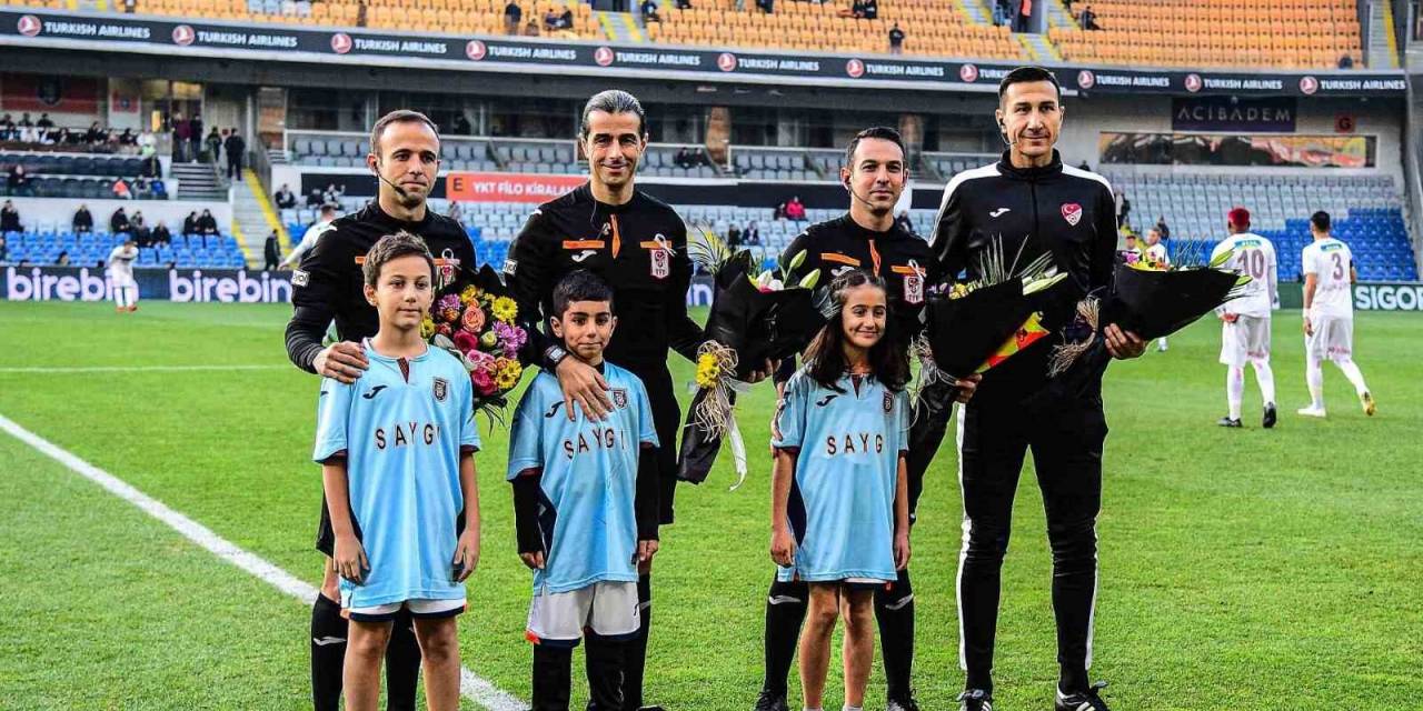 Başakşehir-sivasspor Maçı Öncesi Çocuklardan Hakemlere Çiçek Takdimi