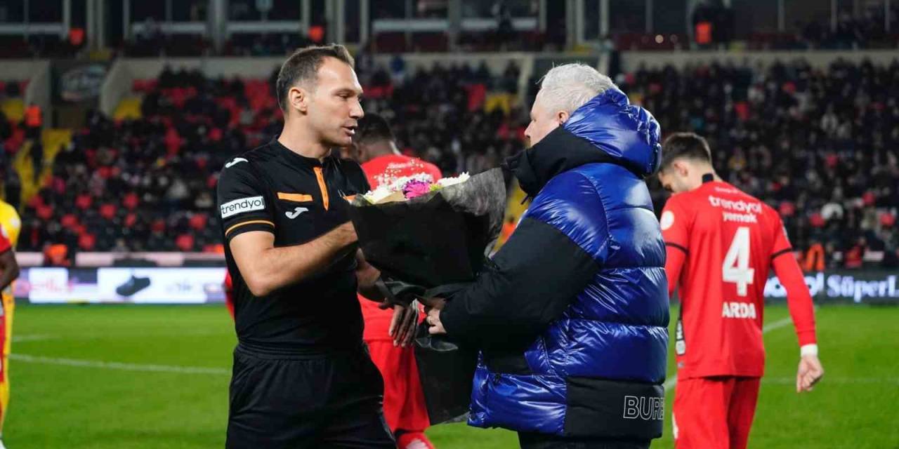 Futbolculardan Hakeme Saldırıya Alkışlı Protesto