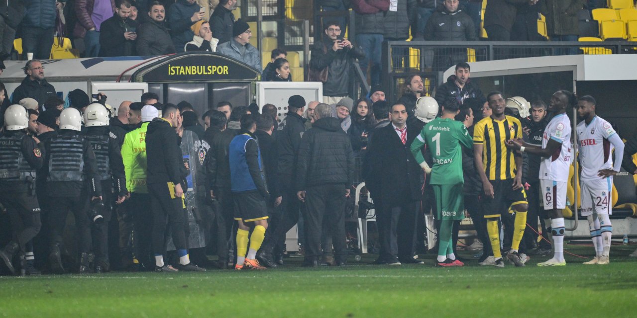 İstanbulspor Başkanı Sarıalioğlu, Trabzonspor maçında takımını sahadan çekti