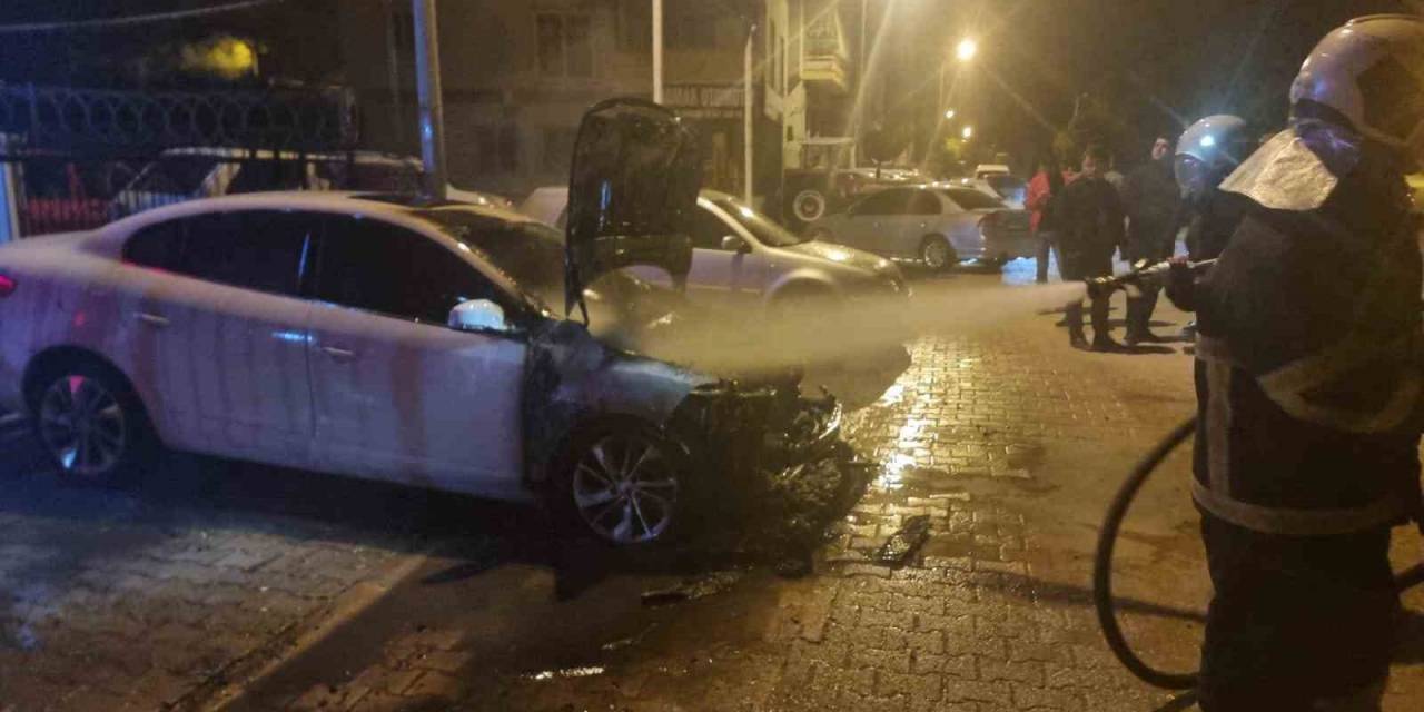 Adana’da Galeri Önündeki Otomobil Kundaklandı