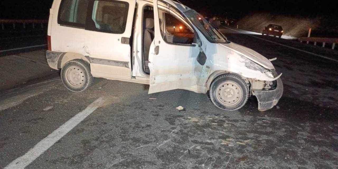 Kontrolden Çıkan Hafif Ticari Araç Takla Attı: 2 Yaralı