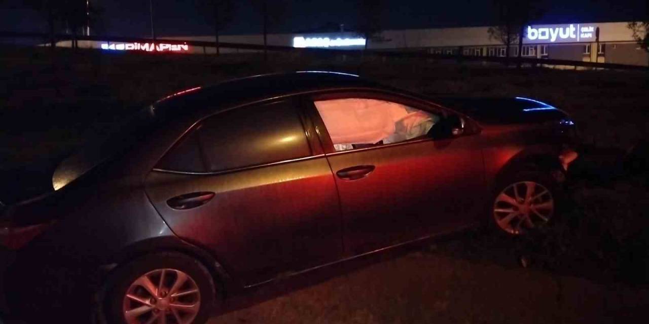 Kartal’da Ters Yönde İlerleyen Araç Karşı Yönden Gelen Otomobille Çarpıştı