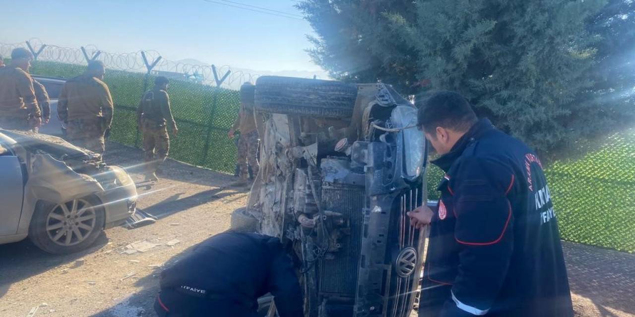 Hatay’da İki Otomobil Çarpıştı: 2 Yaralı