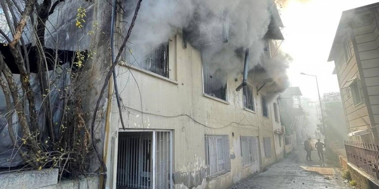 Hatay’da 2. Kattaki Dairede Çıkan Yangın Korkuttu