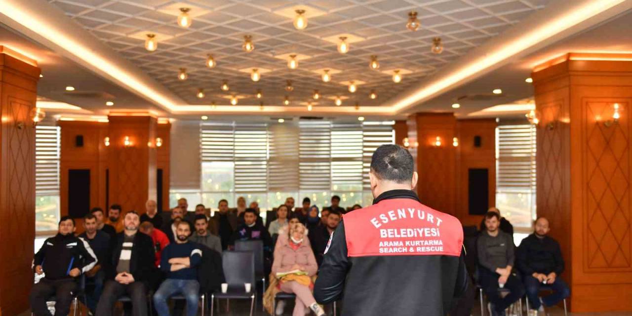 Esenyurt Belediyesi’nden Mahalle Afet Gönüllülerine Deprem Bilinci Eğitimi