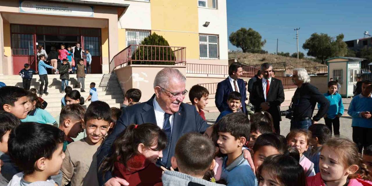 Başkan Mahçiçek’ten Öğrencilere Bot Ve Mont Hediyesi