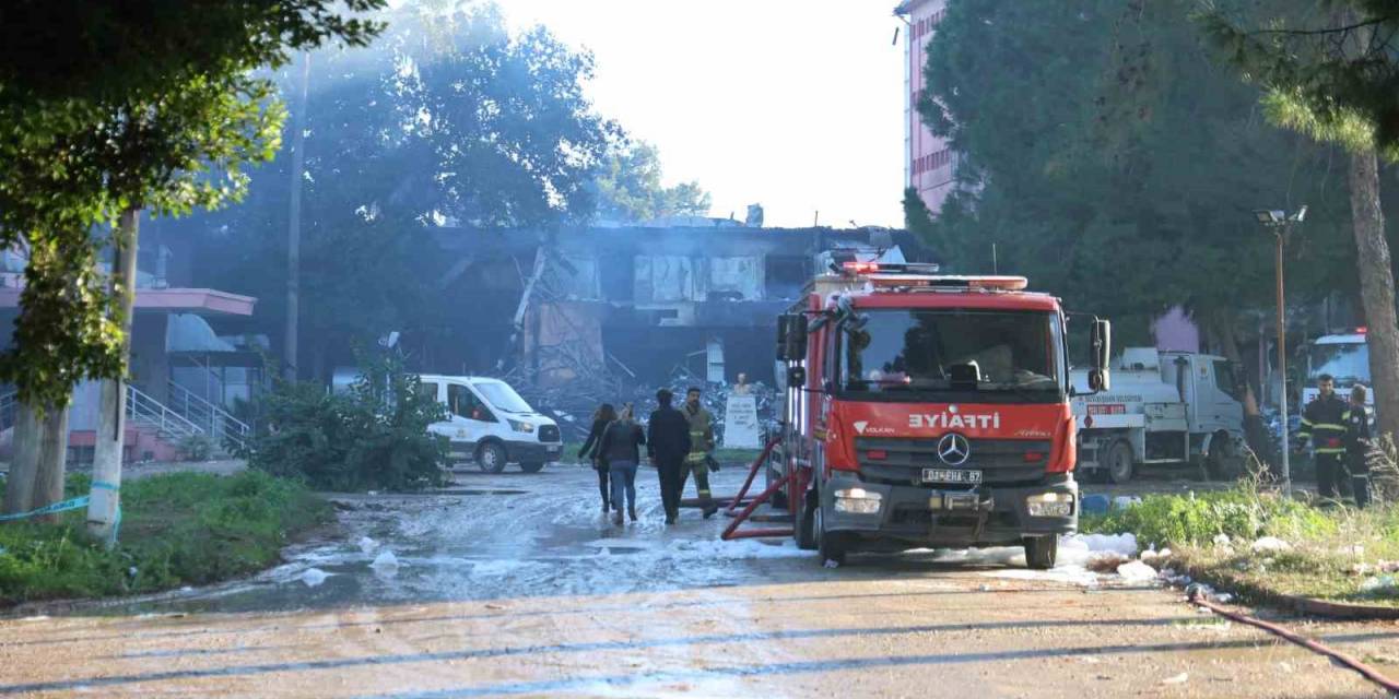 Eski Devlet Hastanesinde Çıkan Yangında 20 Saat Geride Kaldı