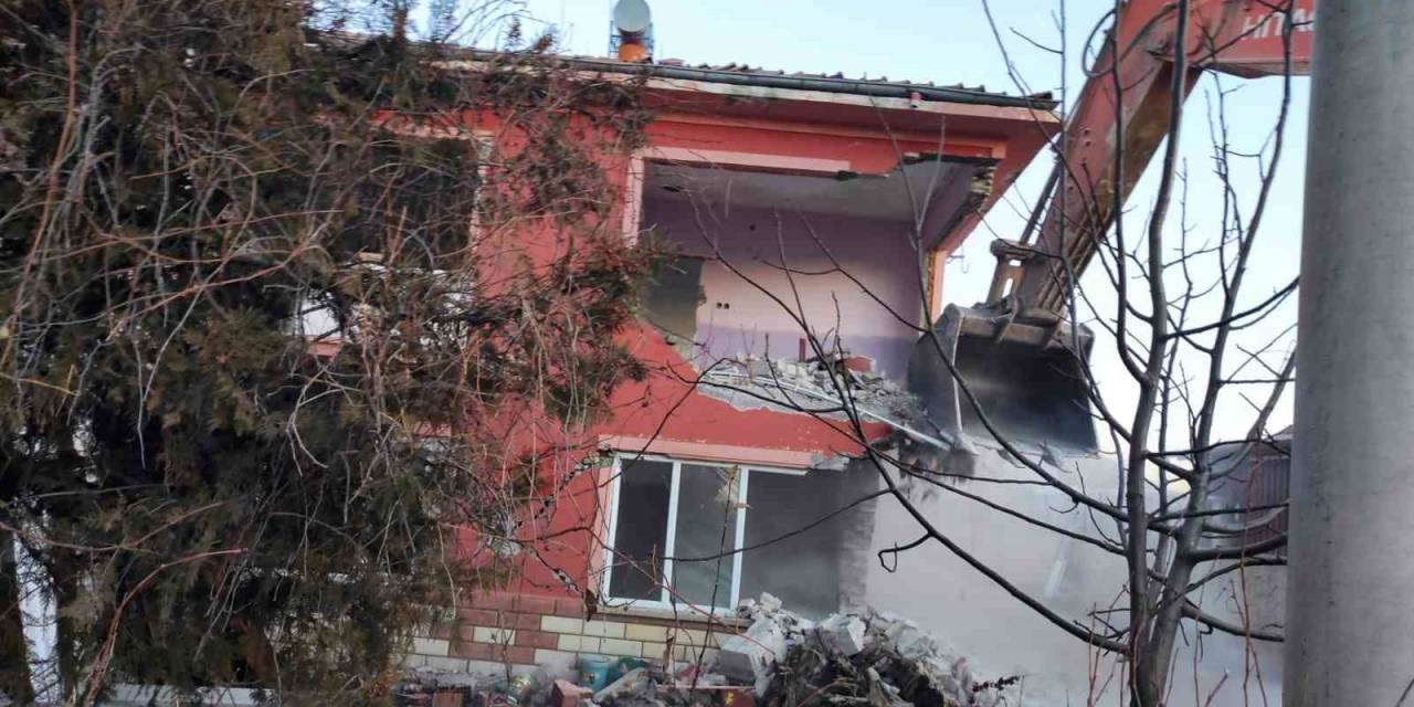 Doğanşehir’de Yıkımlar Sürüyor
