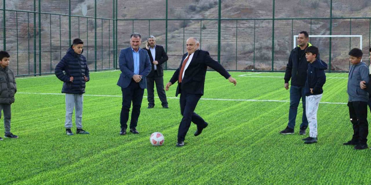 Yahyalı’da Halı Saha Yapımları Devam Ediyor