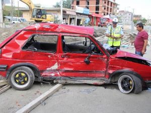 Tır’ın Çarptığı Otomobildeki 2 Kişi Ağır Yaralandı
