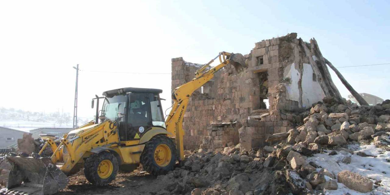 Talas’ta Metruk Bina Yıkılıyor, Çevreye Huzur Ve Güven Geliyor