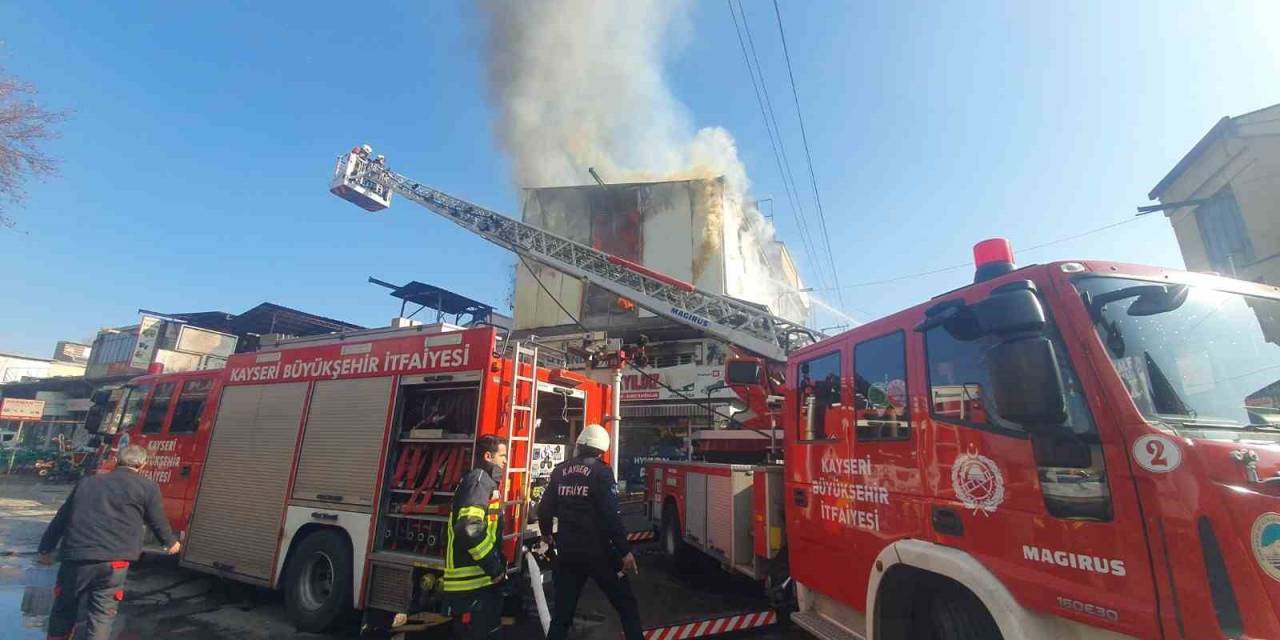Kayseri’de İş Yeri Deposunda Yangın