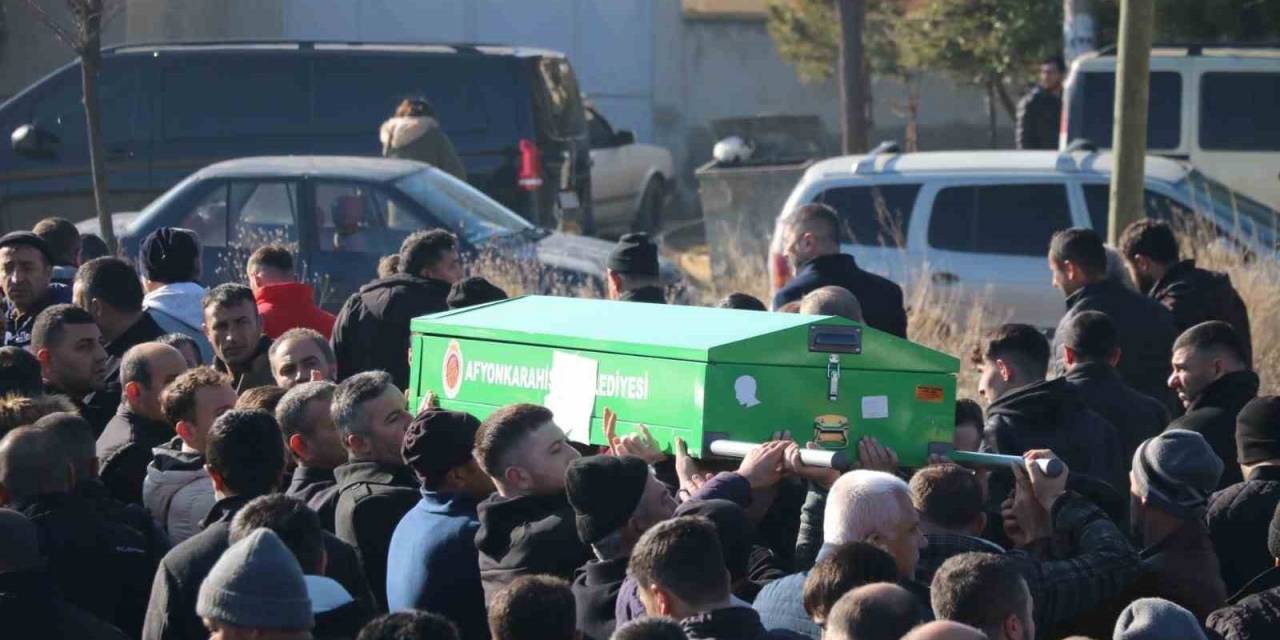 Damadın Yaptığı Katliamda Ölen 4 Kişi Toprağa Verildi