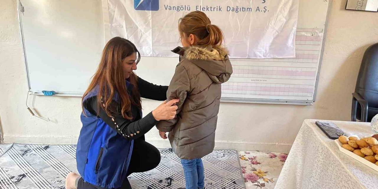 Vedaş’tan Öğrencileri Kışlık Hediye