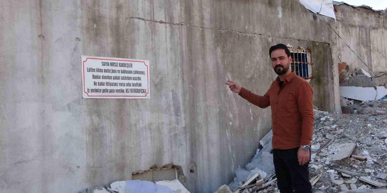 Esnaftan Hırsıza Not: "Sayın Hırsız Kardeşler Lütfen Klima Motoru Ve Kablosunu Çalmayınız"