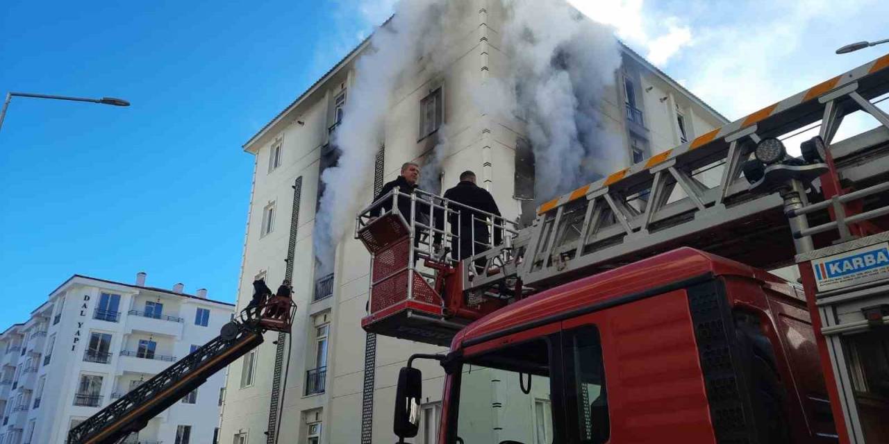 Kars’ta 5 Katlı Binada Doğal Gaz Patlaması: 1’i Ağır 3 Yaralı