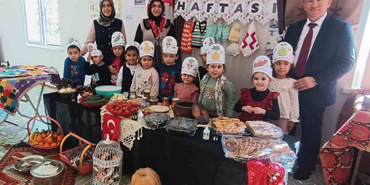 Minikler Yerli Malı Haftasını Velileri Tarafından Hazırlanan Yiyecekleri Paylaşarak Kutladı