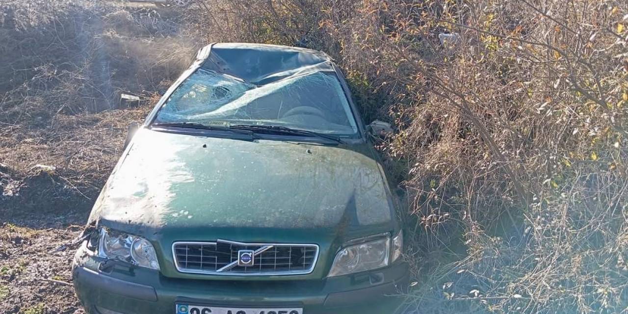 Hafif Ticari Araçla Çarpışan Otomobil Tarlaya Uçtu: 1 Yaralı