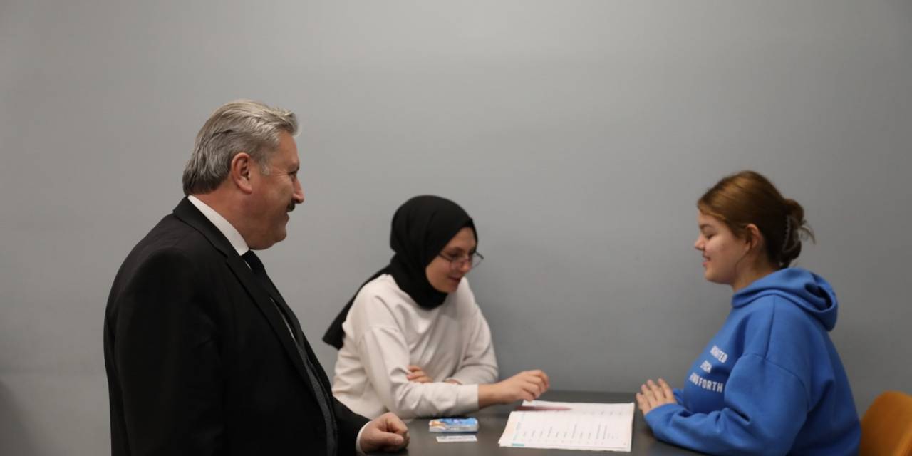 Başkan Palancıoğlu Kütüphanede Gençlerle Sohbet Etti