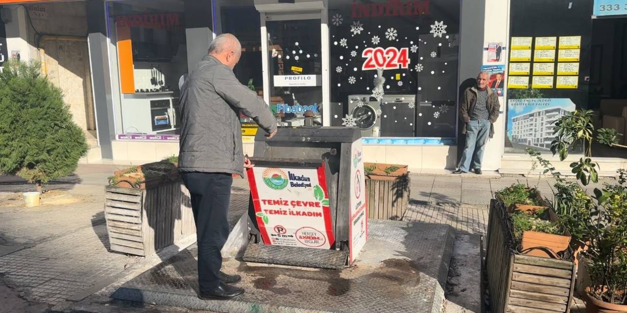 Yer Altı Çöp Konteyneri Yandı, Çevreye Kötü Koku Yayıldı