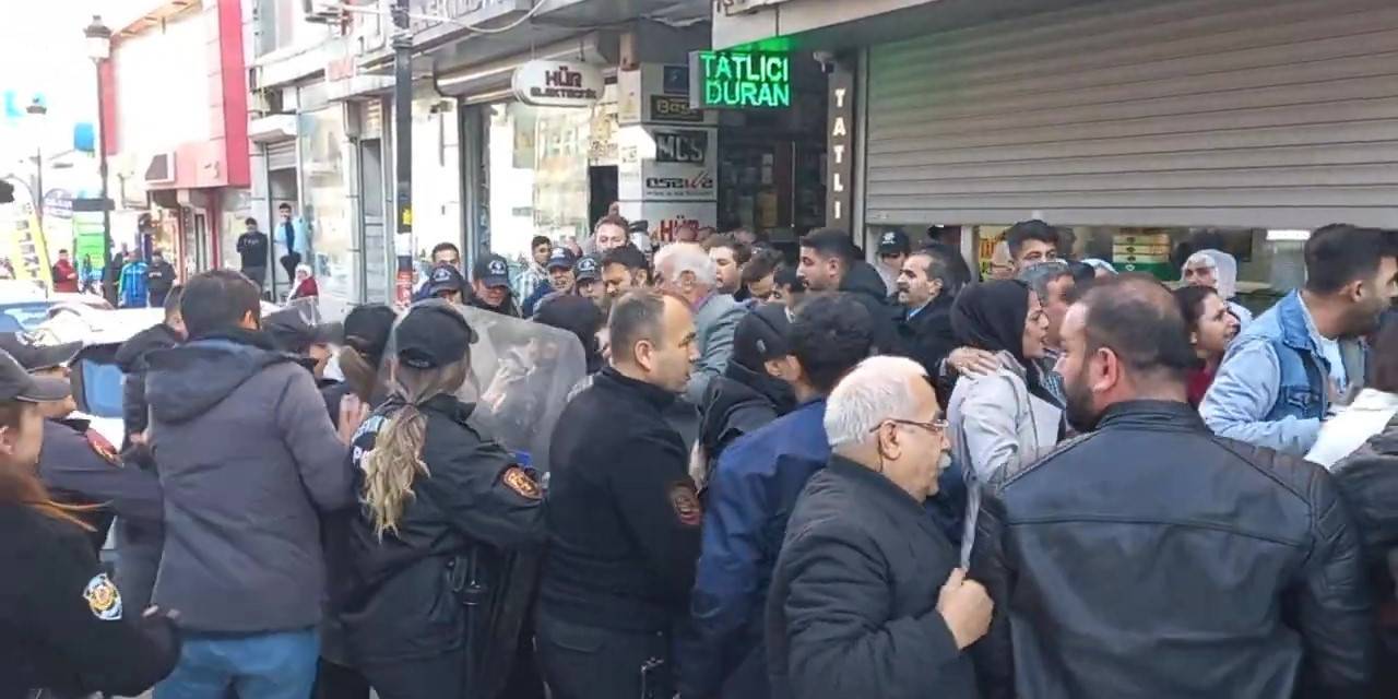 İzinsiz Açıklama Yapmak İsteyen Dem Partililere Polis Müdahale Etti