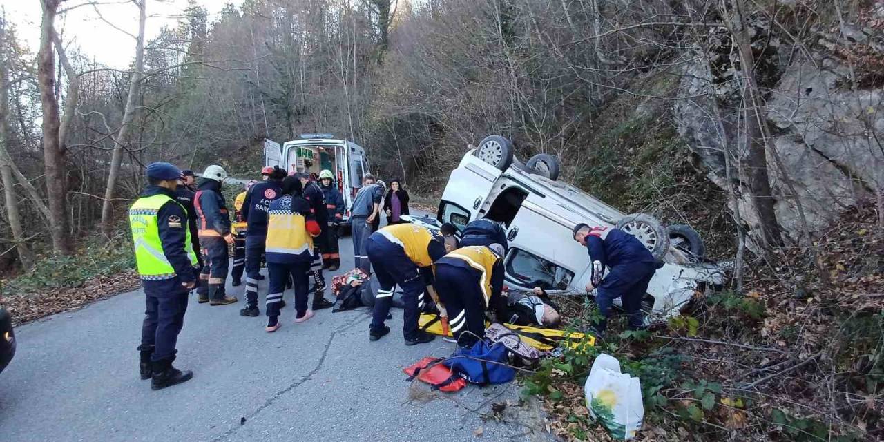 Köy Yolunda Virajı Alamayan Hafif Ticari Araç Takla Attı