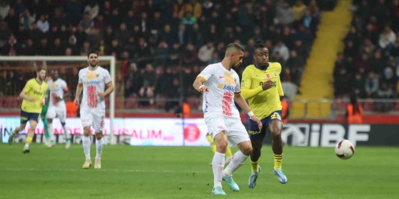 Trendyol Süper Lig: Kayserispor: 1 - Fenerbahçe: 2 (İlk Yarı)