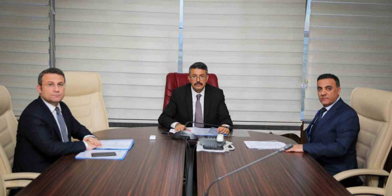 Vali Çelik, Yüksekova Selahaddin Eyyubi Havalimanında İncelemelerde Bulundu