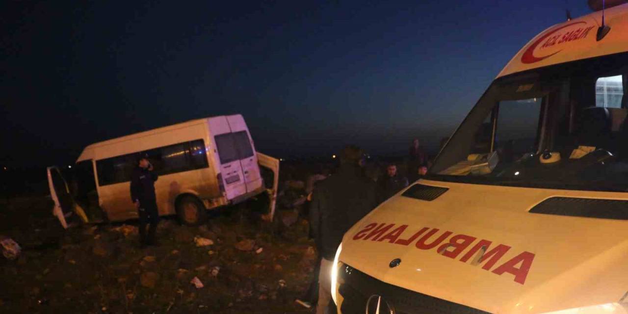 Diyarbakır’da Otomobile Çarpan Minibüs Yol Kenarına Savruldu: 7 Yaralı