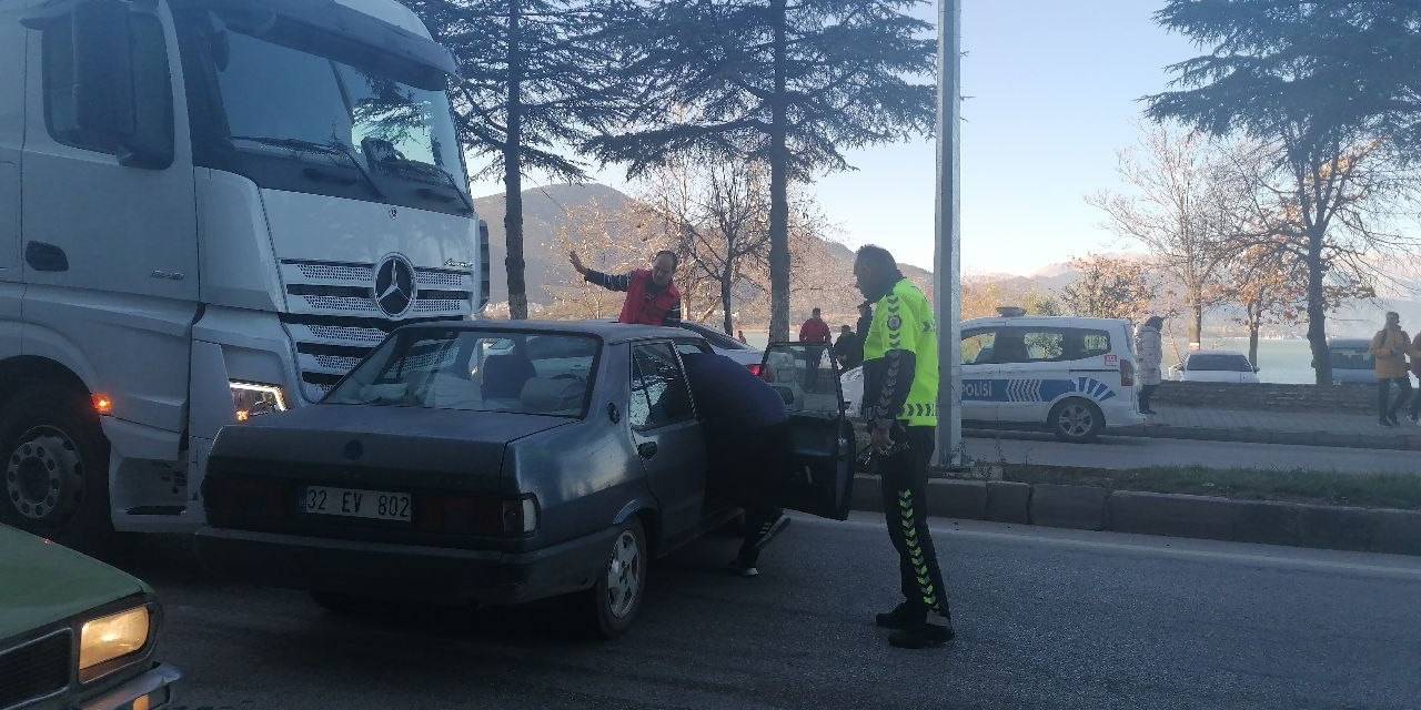 Tır Otomobile Çarptı, Şans Eseri Yaralanan Olmadı