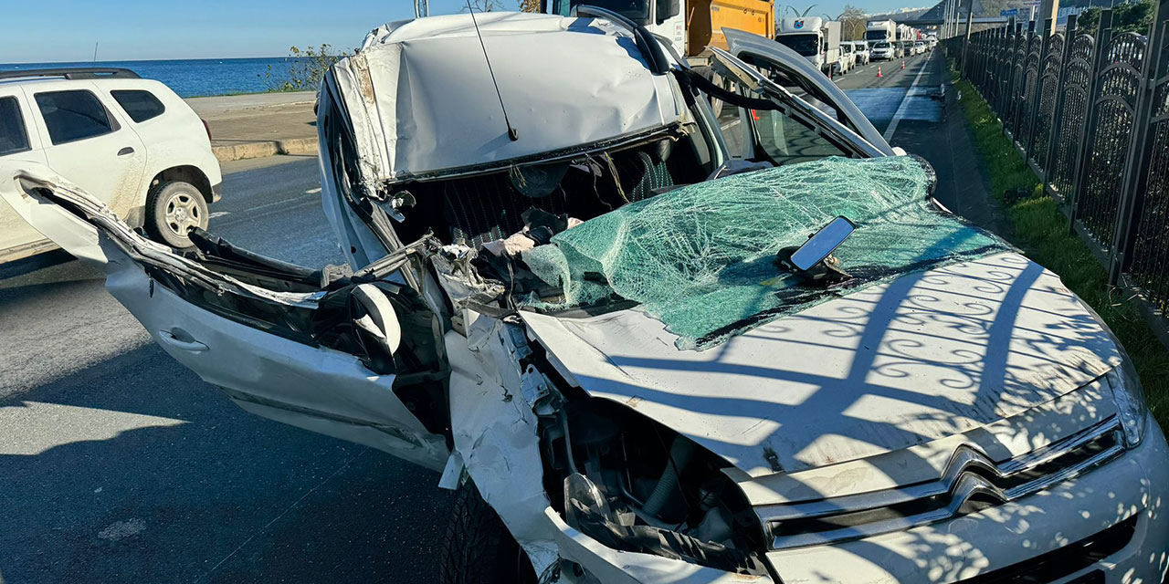 Rize plakalı araç Trabzon'da tıra çarptı: 5 yaralı