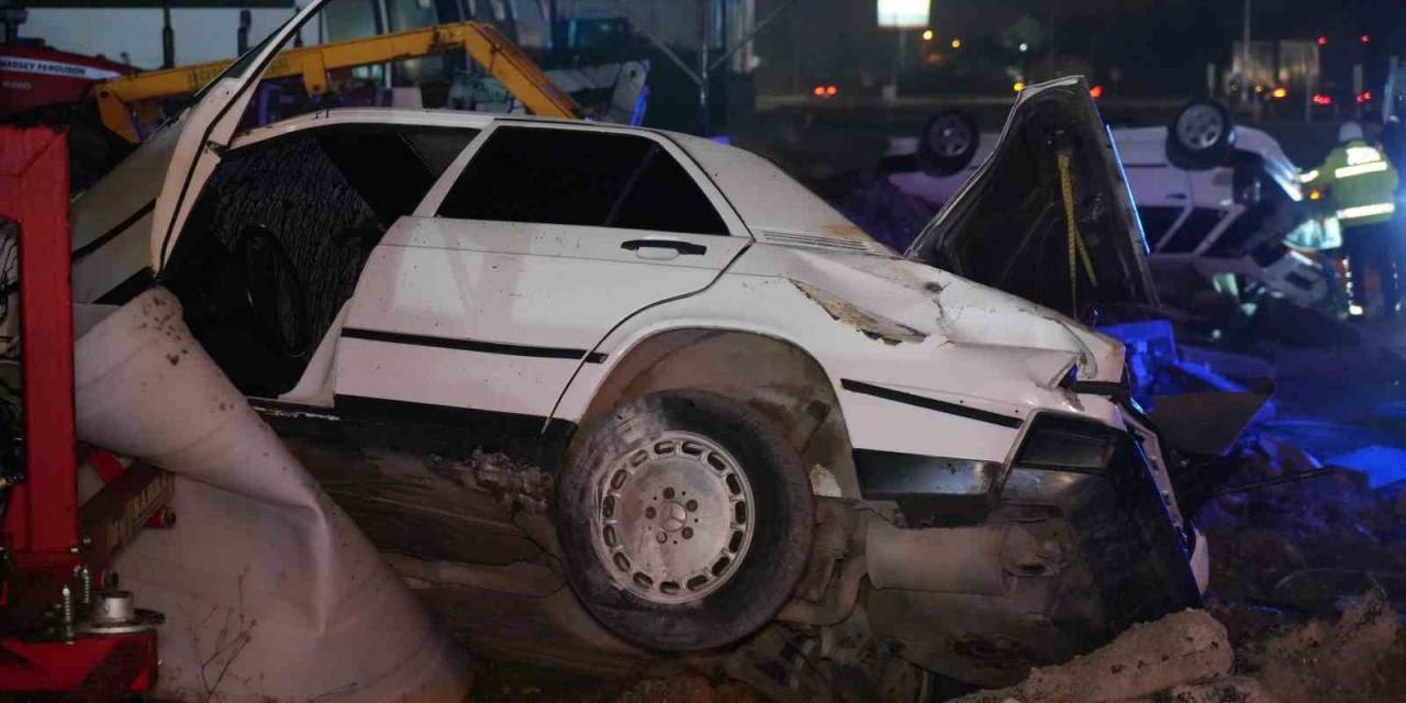 Çarpışan İki Otomobil Takla Attı, Yoldan Geçen Yaya İle 4 Yolcu Yaralandı