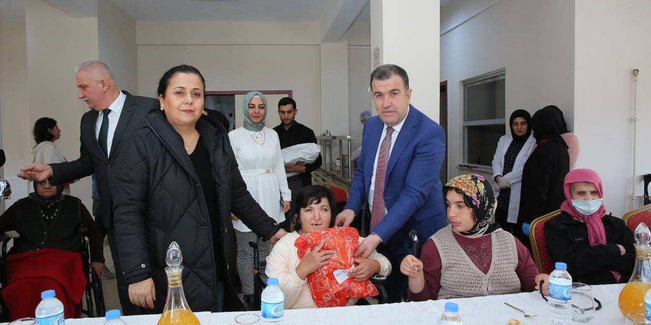 Vali Eldivan Engelli Vatandaşlarla Bir Araya Geldi