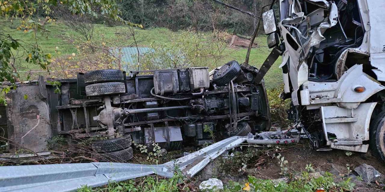Sarıyer’de Freni Patlayan Tırla Çöp Arabası Çarpıştı: 1 Ölü, 3 Yaralı
