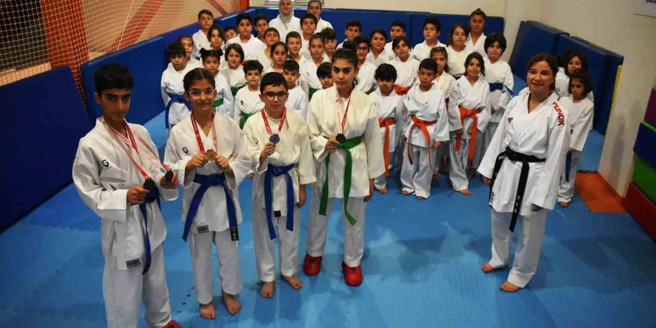 Bölgenin İlk Kadın Karate Antrenörü Ayşe Meryem Yazar, Bitlis’te Kız Çocuklarına Eğitim Veriyor